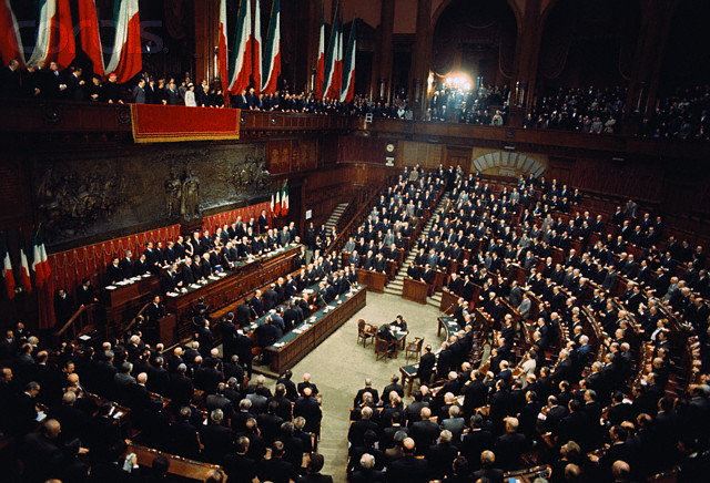 Giovanni Leone presta giuramento in Parlamento Image by © Bettmann/CORBIS