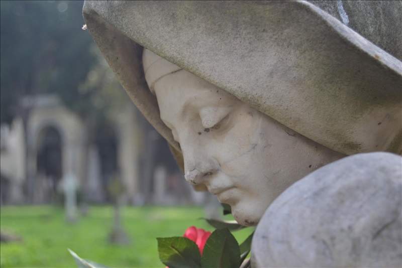 Il fascino immortale del cimitero di Bonaria. Visi, abiti e storie di donne.