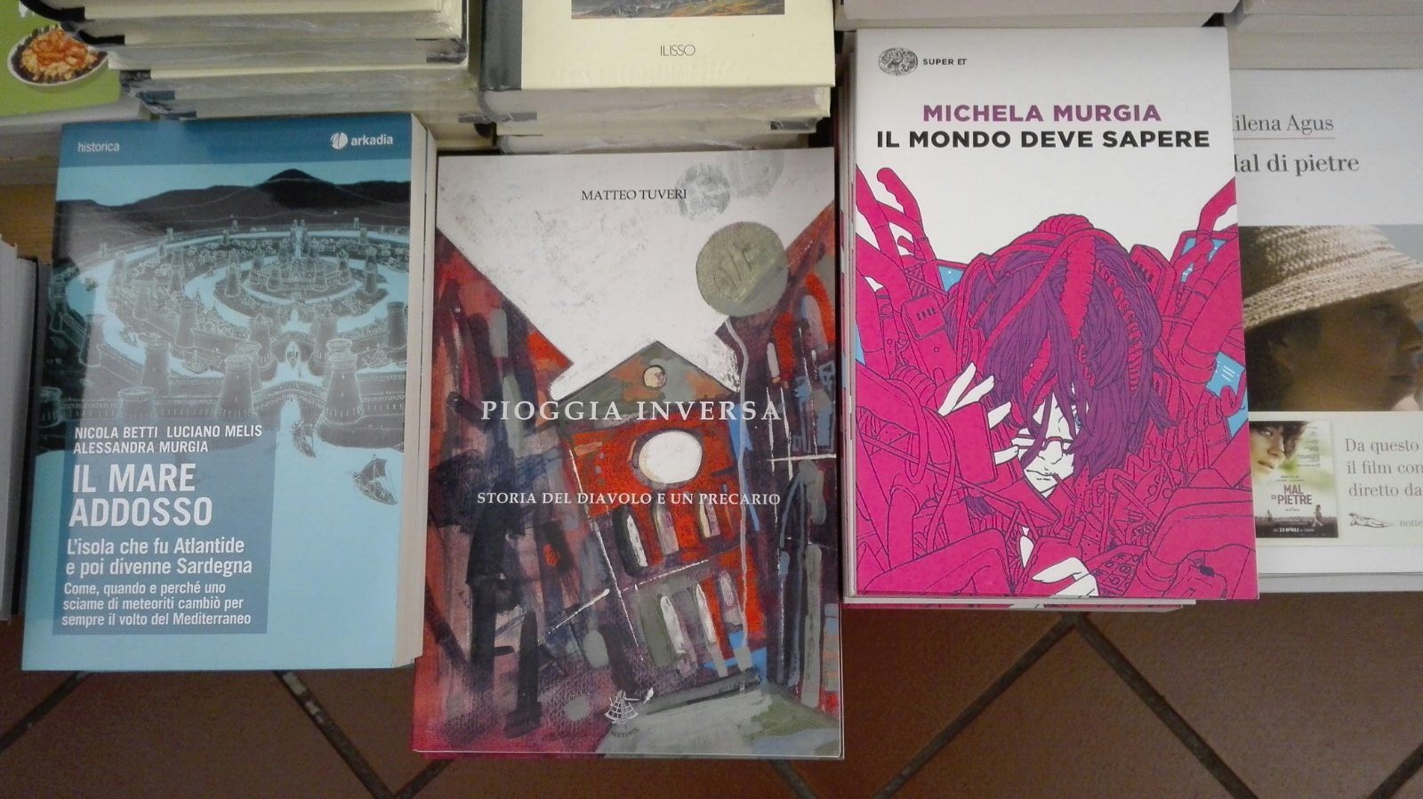 Pioggia inversa alla Libreria Hemingway di Villasimius (Cagliari).