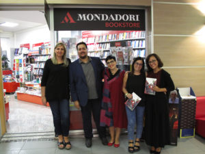 Pioggia inversa. Storia del Diavolo e un precario - Presentazione del libro, le titolari della libreria Mondadori accolgono l'autore, 28 settembre 2018, Bookstore Mondadori I Mulini, Cagliari