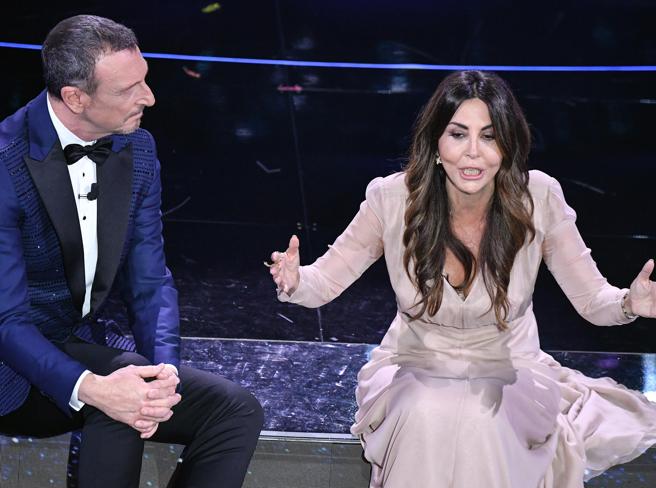 Sabrina Ferilli e Amadeus al Festival di Sanremo 2022 (fonte- Corriere della Sera)